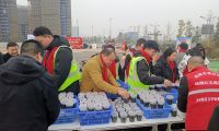 近300份臘八粥溫暖社區(qū)老人