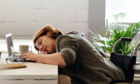 睡眠不足的打工人，需要一張易翻身的東寶床墊