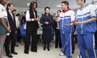 在“全市統(tǒng)一校服”的政策背景下，再現(xiàn)“丑到爆”的校服