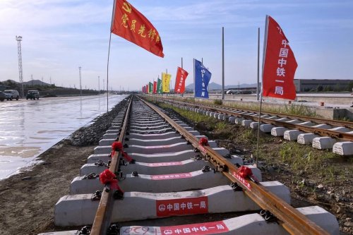 “板栗之鄉(xiāng)”首條鋼鐵專用線全線鋪軌圓滿完成