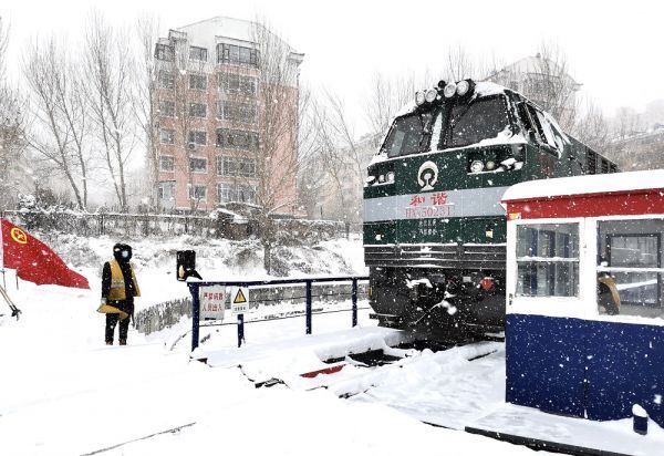 青年雪中領(lǐng)車.jpg