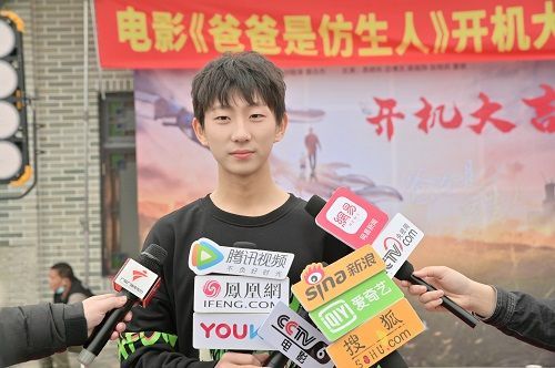 電影《爸爸是仿生人》廣州舉行開(kāi)機(jī)儀式.jpg