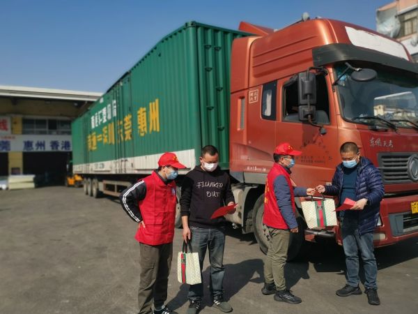 給貨車(chē)司機(jī)贈(zèng)送防疫用品.jpg