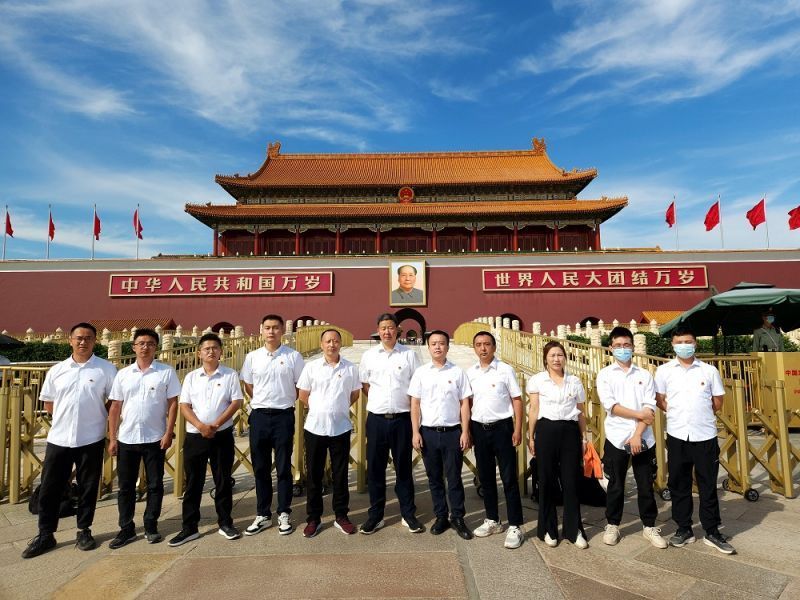 籌備組職工瞻仰人民英雄紀(jì)念碑并在天安門留影（李洪川攝）.jpg