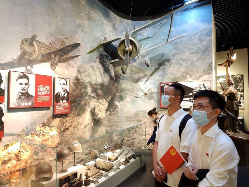 參觀抗日戰(zhàn)爭紀(jì)念館照片（李洪川攝） (2).jpg
