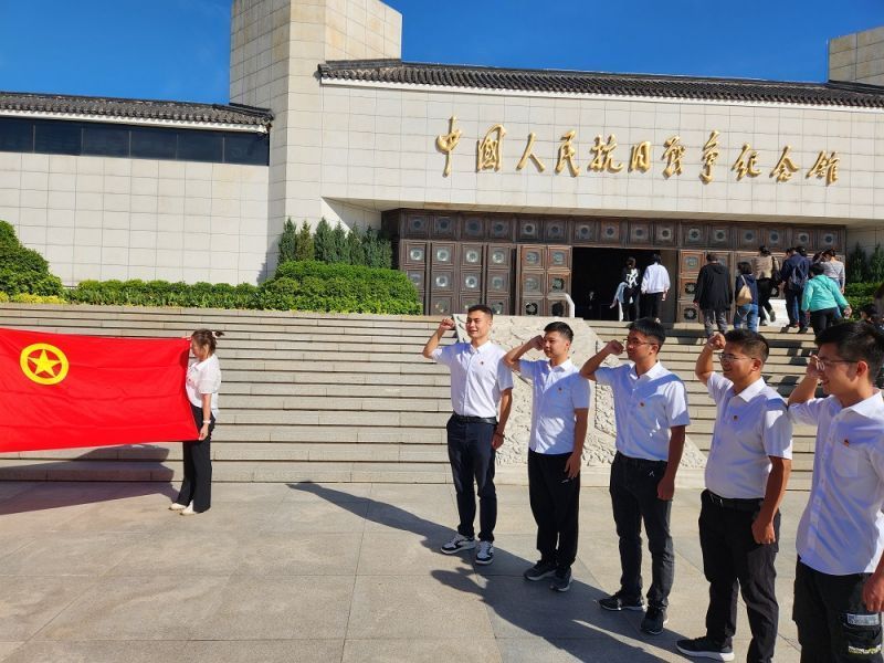 團支部青年在抗日戰(zhàn)爭紀(jì)念館重溫入團誓詞.jpg