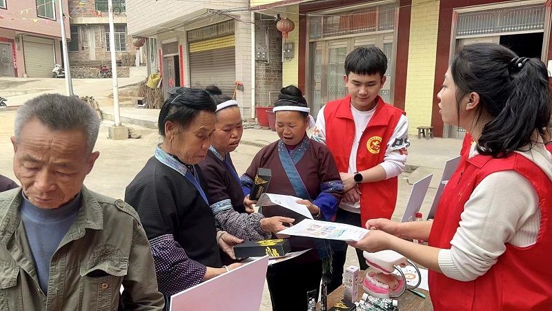 圖二：黨員志愿者開展口腔健康知識(shí)宣講.jpg