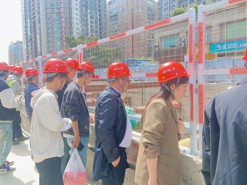 圖為師生觀摩現(xiàn)場.jpg