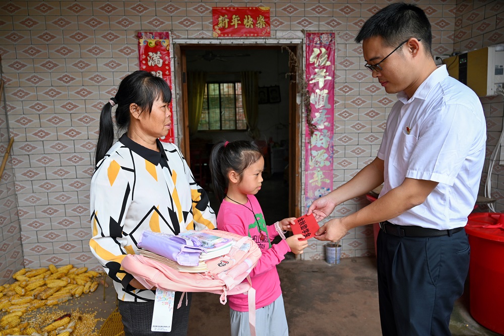 為特殊兒童送上助學(xué)金.png