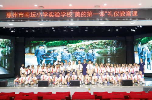 感知美 探索美——廣東省11所中小學(xué)迎來“美的第一課”
