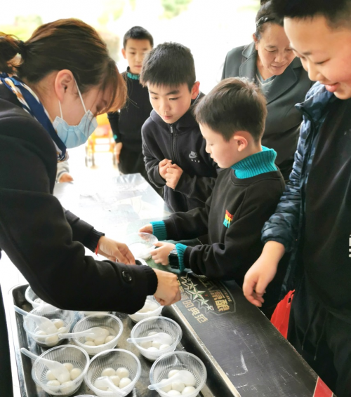 智能物流機(jī)器人派送湯圓 實地集團(tuán)的這個小區(qū)“亮了”