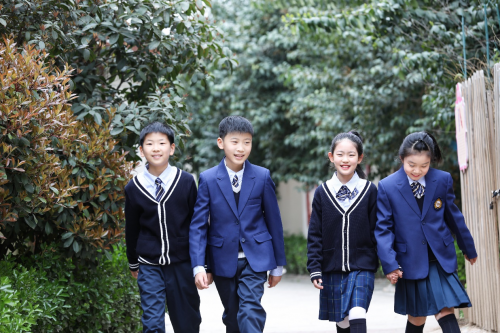 校服之美潤澤童心——河南省七所中小學校陸續(xù)開展“美的第一課”