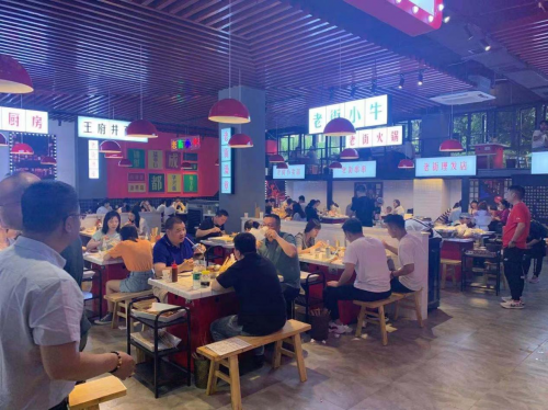 食欲大開，老街小牛—— 一個不一樣的火鍋串串店