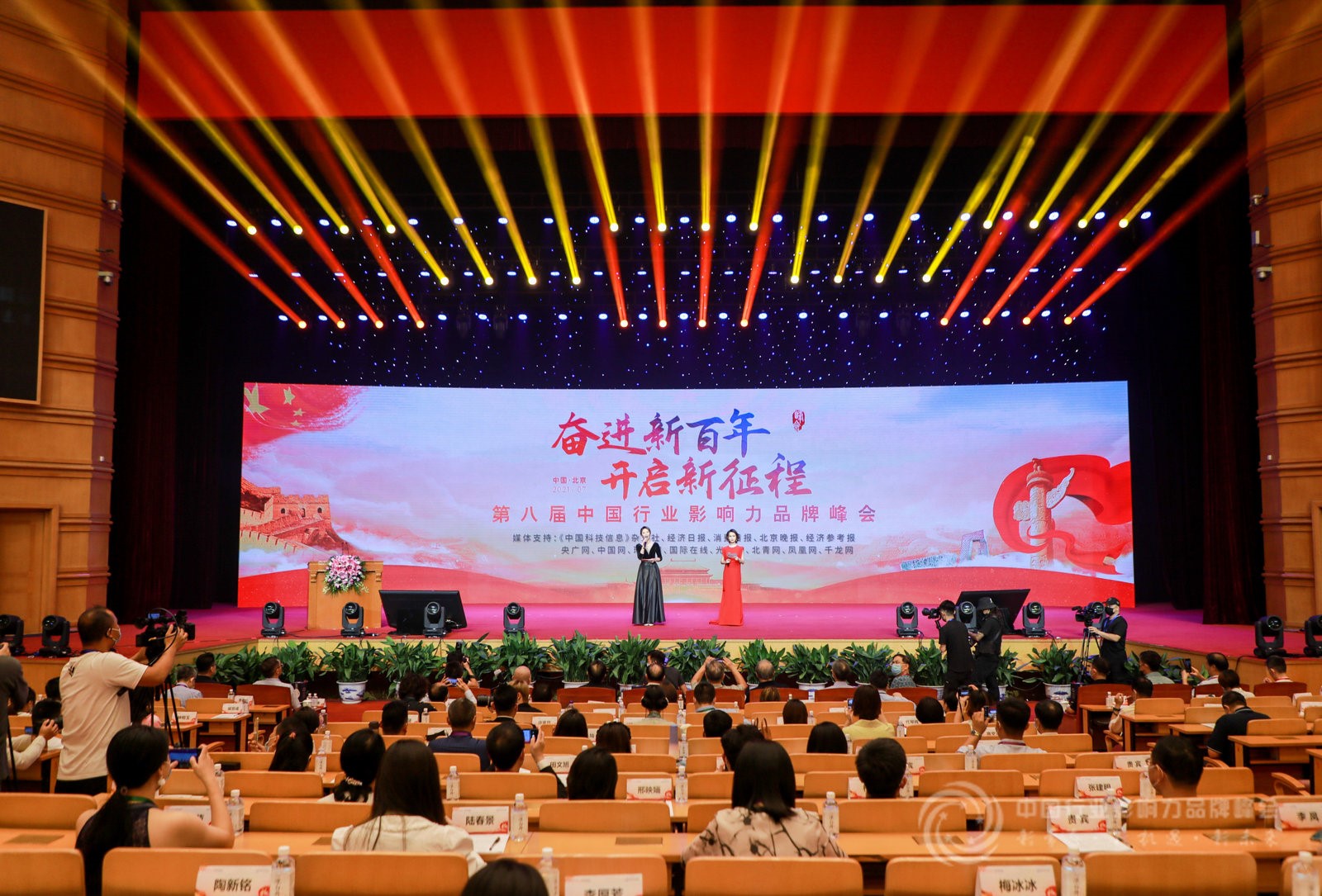許家昌做客巔峰對(duì)話，探討奮進(jìn)再啟航，中國企業(yè)如何向穩(wěn)向上?