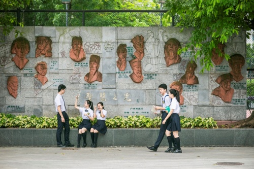 伊頓紀(jì)德：以校服為載體 構(gòu)建校園美育