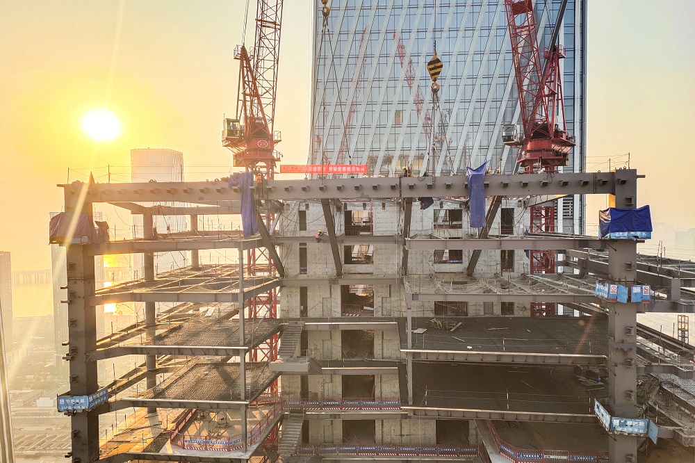 打造深圳前海“新名片”！中鐵鋼構(gòu)參建中英中糧大廈順利封頂