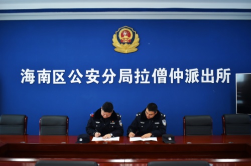 深化警務(wù)協(xié)作，加強(qiáng)聯(lián)防聯(lián)控——  鄂托克旗公安局棋盤(pán)井鎮(zhèn)派出所構(gòu)鑄起維護(hù)治安、防范疫情的“鋼鐵城墻”