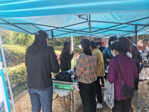 云智煥便民服務(wù)走進(jìn)社區(qū)，為住戶清洗空調(diào)凈化空氣