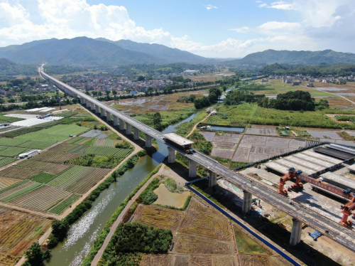 南玉鐵路站前工程N(yùn)O8標(biāo)順利完成標(biāo)段內(nèi)南寧方向箱梁架設(shè)任務(wù)