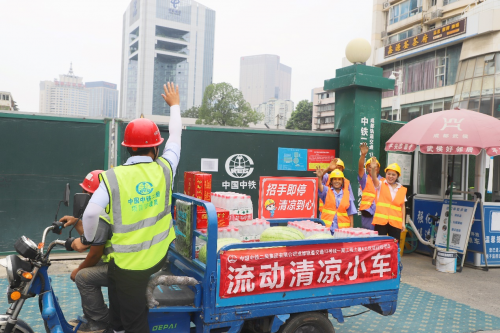 流動(dòng)“清涼小車”走紅地鐵建設(shè)工地