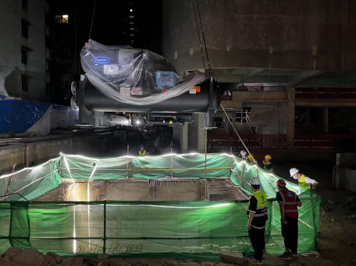 中建安裝南方公司深圳粵海置地大廈項(xiàng)目順利完成冷水機(jī)組吊裝 