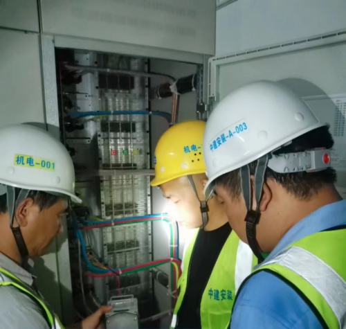 奮斗迎國慶|中建安裝南方公司參建的佛山瓏裕商業(yè)中心項(xiàng)目順利完成通電調(diào)試