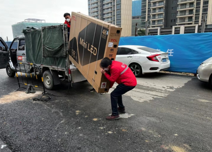 還在擔心98英寸電視上樓難嗎？實際體驗一下就知道了