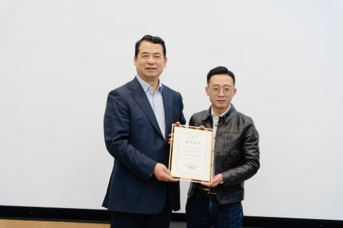 榮耀加冕——紅利地板摘得中國地板行業(yè)環(huán)保健康品質(zhì)金山獎
