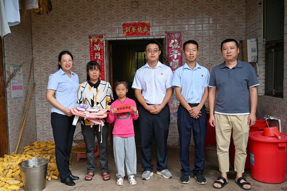 “金秋助學”送愛心入戶走訪暖人心