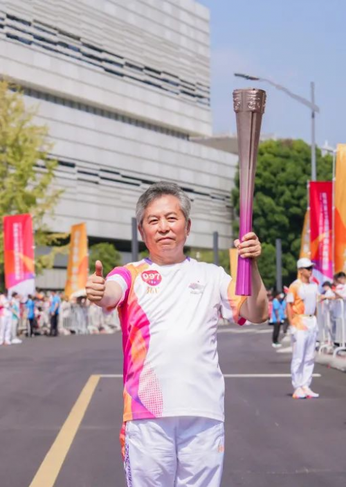 薪火接力·榮耀時(shí)刻！千年舟集團(tuán)董事長(zhǎng)陸銅華擔(dān)任亞運(yùn)會(huì)火炬手