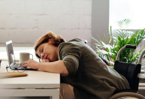 睡眠不足的打工人，需要一張易翻身的東寶床墊