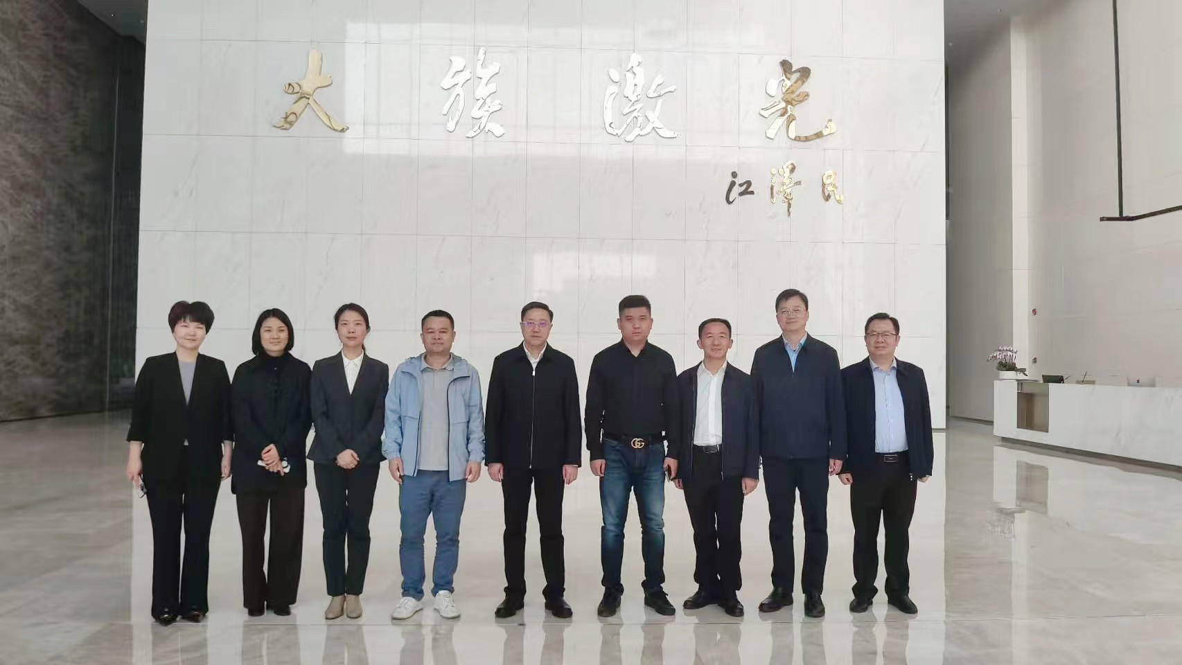蘇州智慧倍增董事長廖于鋒陪同襄陽市市委常委，組織部部長趙芝斌一行前往大族激光考察交流