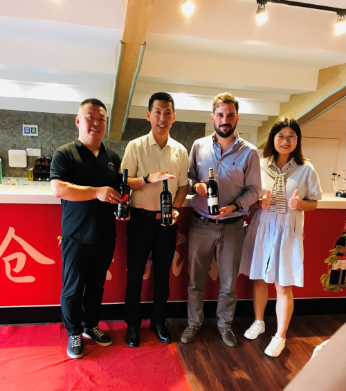云倉酒莊總裁郭東衛(wèi)先生為上海地區(qū)核心負(fù)責(zé)人做培訓(xùn)會